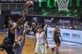 Pebasket Bumi Borneo Basketball Pontianak AA Ngurah Wisnu B Saputra (kiri) melakukan lay up dibayangi pebasket Bali United Basketball Abraham R Wenas (kedua kiri) saat pertandingan Seri 2 Bandung Indonesian Basketball League (IBL) 2022 di Gor C-Tra Arena, Bandung, Jawa Barat, Senin (31/1/2022). Bumi Borneo Basketball Pontianak mengalahkan Bali United Basketball dengan skor 71-70. ANTARA FOTO/M Agung Rajasa/agr