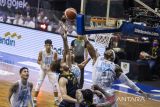 Pebasket Evos Thunder Bogor Jaywuan D'angelo Hill (kanan) melakukan lay up dibayangi pebasket Pacific Caesar Surabaya Yonatan (kedua kiri) saat pertandingan Seri 2 Bandung Indonesian Basketball League (IBL) 2022 di Gor C-Tra Arena, Bandung, Jawa Barat, Senin (31/1/2022). Evos Thunder Bogor mengalahkan Pacific Caesar Surabaya dengan skor 70-64. ANTARA FOTO/M Agung Rajasa/agr