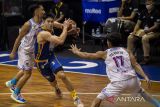 Pebasket Amartha Hangtuah Jakarta Fisyaiful Amir (kanan) dan S Victory Rondonuwu (kiri) berusaha menghadang laju pebasket Satria Muda Pertamina Jakarta Antoni Erga (tengah) saat pertandingan Seri 2 Bandung Indonesian Basketball League (IBL) 2022 di Gor C-Tra Arena, Bandung, Jawa Barat, Senin (31/1/2022). Satria Muda Pertamina Jakarta mengalahkan Amartha Hangtuah Jakarta dengan skor 85-67. ANTARA FOTO/M Agung Rajasa/agr