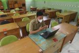 Seorang guru mengajar secara daring di SMA Negeri 2, Kota Kediri, Jawa Timur, Senin (31/1/2022). Pihak sekolah meniadakan pembelajaran tatap muka (PTM) dan kembali memberlakukan pembelajaran secara daring selama sepekan guna mengantisipasi penularan COVID-19 varian omicron. Antara Jatim/Prasetia Fauzani/zk