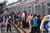 Mulai hari ini penumpang KRL dapat duduk tanpa jarak