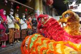 Barongsai beratraksi di kampung pecinan Tambak Bayan, Surabaya, Jawa Timur, Selasa (1/2/2022). Atraksi barongsai berkeliling di kampung pecinan itu untuk menghibur warga sekaligus memeriahkan perayaan Tahun Baru Imlek. Antara Jatim/Didik Suhartono/zk