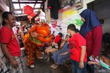 Warga berinteraksi dengan Barongsai di kampung pecinan Tambak Bayan, Surabaya, Jawa Timur, Selasa (1/2/2022). Atraksi barongsai berkeliling di kampung pecinan itu untuk menghibur warga sekaligus memeriahkan perayaan Tahun Baru Imlek. Antara Jatim/Didik Suhartono/zk