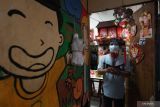 Warga keturunan Tionghoa berdoa untuk leluhurnya di depan rumahnya di kampung pecinan Tambak Bayan, Surabaya, Jawa Timur, Senin (31/1/2022). Kegiatan sembayang leluhur itu diadakan sehari menjelang perayaan Tahun Baru Imlek. Antara Jatim/Didik Suhartono/zk