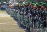 Prajurit TNI Kodam Iskandar Muda mengikuti apel gelar pasukan di Lapangan Blang Padang, Banda Aceh, Aceh, Rabu (2/2/2022). Apel gelar pasukan tersebut dalam rangka meningkatkan kesiapsiagaan TNI di Aceh dalam mengantisipasi ancaman radikalisme dan sekaligus penanganan bencana alam. ANTARA FOTO/Ampelsa