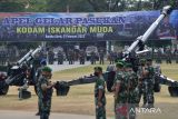 Prajurit TNI Kodam Iskandar Muda mengikuti apel gelar pasukan di Lapangan Blang Padang, Banda Aceh, Aceh, Rabu (2/2/2022). Apel gelar pasukan tersebut dalam rangka meningkatkan kesiapsiagaan TNI di Aceh dalam mengantisipasi ancaman radikalisme dan sekaligus penanganan bencana alam. ANTARA FOTO/Ampelsa