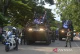 Sejumlah pelajar menaiki kendaraan tank keliling kota seusai apel gelar pasukan di Lapangan Blang Padang, Banda Aceh, Aceh, Rabu (2/2/2022). Seusai menggelar apel pasukan, Kodam Iskandar Muda memberikan kesempatan kepada pelajar mengenal alutsista dan menaiki tank keliling kota. ANTARA FOTO/Ampelsa