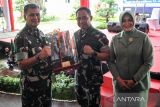Pangdam III Siliwangi yang baru Mayjen TNI Kunto Arief Wibowo (kiri) memberikan cenderamata bagi Pangdam III Siliwangi sebelumnya Mayjen TNI Agus Subiyanto saat lepas sambut Pangdam III Siliwangi di Makodam III Siliwangi, Bandung, Jawa Barat, Rabu (2/2/2022). Mayjen TNI Kunto Arief Wibowo menggantikan Mayjen TNI Agus Subiyanto sebagai Pangdam III Siliwangi yang baru. ANTARA FOTO/Raisan Al Farisi/agr