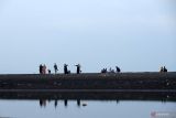 Wisatawan menikmati suasana di Pantai Boom, Banyuwangi, Jawa Timur, Selasa (1/2/2022). Pantai Boom yang terletak di Kota Banyuwangi itu menjadi salah satu tempat wisata yang ramai dikunjungi wisatawan pada libur Imlek. Antara Jatim/Budi Candra Setya/zk