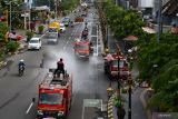 Petugas menyemprotkan cairan disinfektan menggunakan mobil pemadam kebakaran di fasilitas umum Kota Madiun, Jawa Timur, Rabu (2/2/2022). Pemkot Madiun melakukan penyemprotan cairan disinfektan secara massal di sejumlah lokasi yang banyak dikunjungi warga dengan melibatkan petugas gabungan dari Pemadam Kebakaran, BPBD, PMI, Dinas Pekerjaan Umum dan Dinas Perdagangan guna mengendalikan penyebaran COVID-19 seiring meningkatnya kambali kasus positif COVID-19. Antara Jatim/Siswowidodo/zk