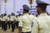 Personel Satuan Pengamanan (Satpam) dengan seragam barunya berbaris pada Upacara Hari Ulang Tahun ke-41 Satpam di Lapangan Bhayangkara, Mabes Polri, Jakarta, Rabu (2/2/2022). Polri menggelar perayaan HUT ke-41 Satpam dengan tema 'Bersama Polri, Satpam Siap Menjaga Kamtibmas dan Penanggulangan COVID-19', sekaligus memperkenalkan seragam Satpam yang baru. ANTARA FOTO/Galih Pradipta/wsj.

