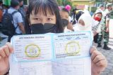 Sejumlah siswa menunggu giliran skrining kesehatan peserta vaksinasi anak di SDN 4 Kampungdalem Tulungagung, Jawa Timur,  Rabu (2/2/2022). Pelaksanaan vaksinasi anak usia 6-11 tahun di Tulungagung saat ini telah mencapai 86,22 persen dari total sasaran sebanyak 89.276 anak yang tersebar di 750 SD/MI di daerah itu. Antara Jatim/Destyan Sujarwoko/zk