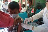 Siswa peserta vaksinasi anak memejamkan mata demi menahan nyeri saat petugas menyuntikkan vaksin COVID-19 ke lengan kirinya dalam program serbuan vaksinasi anak di SDN 4 Kampungdalem Tulungagung, Jawa Timur,  Rabu (2/2/2022). Pelaksanaan vaksinasi anak usia 6-11 tahun di Tulungagung saat ini telah mencapai 86,22 persen dari total sasaran sebanyak 89.276 anak yang tersebar di 750 SD/MI di daerah itu. Antara Jatim/Destyan Sujarwoko/zk