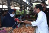 Presiden Jokowi membagikan bantuan modal di Pasar Kebun Lada Kota Binjai