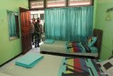 Panglima TNI Jenderal TNI Andika Perkasa meninjau salah satu kamar saat meninjau Asrama Haji Surabaya, Jawa Timur, Kamis (3/2/2022). Kunjungan Panglima TNI tersebut untuk melihat secara langsung tempat yang dipakai untuk karantina Pekerja Migran Indonesia. Antara Jatim/Didik Suhartono/zk
