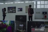 Pengunjung melihat karya fotografi yang dipajang pada pameran Kisah Senyap di Aula Universitas Katolik Parahyangan, Bandung, Jawa Barat, Jumat (4/2/2022). Pameran foto dari Albertus Vembrianto, Malahayati dan Arif Hidayah tersebut menampilkan tentang kisah kisah komunitas yang sedang memperjuangkan hak dasar kehidupan baik secara kolektif maupun individu yang merupakan kerjasama dari Photo-Demos, PannaFoto Institute, Kurawal Foundation dan Open Society Foundations. ANTARA FOTO/Novrian Arbi/agr