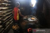 Pekerja menggoreng tahu di Kelurahan Bojongsari, Indramayu, Jawa Barat, Jumat (4/2/2022). Sejak sepekan terakhir pengusaha tahu mengaku kesulitan mendapatkan minyak goreng curah meski pemerintah telah menjamin ketersediaan stok minyak goreng dan menetapkan harga eceran tertinggi (HET). ANTARA FOTO/Dedhez Anggara/agr
