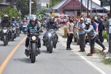 Presiden Joko Widodo naik motor custom miliknya dari Sibisa di Kabupaten Toba menuju Parapat di Kabupaten Simalungun, Sumatera Utara, Rabu (2/2/2022). Salah satu agenda Presiden Joko Widodo hari ini di Sumatera Utara adalah meresmikan Jalan bypass (lingkar luar) Balige, Kabupaten Toba. ANTARA FOTO/Biro Pers Media Istana Kepresidenan/Agus Suparto/Handout/wsj.