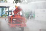 Petugas Badan Penanggulangan Bencana Daerah Provinsi Jawa Timur menyemprotkan cairan disinfektan di Terminal Larangan Sidoarjo, Jawa Timur, Jumat (4/2/2022). Penyemprotan tersebut dilakukan untuk mencegah penyebaran COVID-19 Omicron. Antara Jatim/Umarul Faruq/zk
