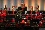 Sejumlah seniman mementaskan pertunjukan The Laras of Gamelan Merah Putih di Gedung Cak Durasim, Surabaya, Jawa Timur, Sabtu (5/2/2022). Pementasan yang dilakukan oleh para seniman pertunjukan Jawa Timur dan Sanggar Baladewa Surabaya itu untuk memaknai ditetapkannya Gamelan sebagai Warisan Tak Benda Dunia oleh UNESCO. Antara Jatim/Didik Suhartono/zk