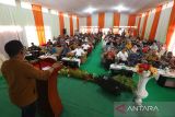 Para tokoh dan masyarakat Kabupaten Aceh Selatan saat menggelar kenduri raya di kompleks yayasan (asrama) Naga Sakti, Lampineung, Banda Aceh, Minggu (6/2/2022). Kenduri raya yang dihadiri ribuan warga Aceh Selatan yang berdomisili di Banda Aceh, Aceh Besar dan beberapa daerah lainnya dilaksanakan dalam rangka mempererat silaturahmi. ANTARA/Irwansyah Putra