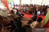 Para tokoh dan masyarakat Kabupaten Aceh Selatan saat menggelar kenduri raya di kompleks yayasan (asrama) Naga Sakti, Lampineung, Banda Aceh, Minggu (6/2/2022). Kenduri raya yang dihadiri ribuan warga Aceh Selatan yang berdomisili di Banda Aceh, Aceh Besar dan beberapa daerah lainnya dilaksanakan dalam rangka mempererat silaturahmi. ANTARA/Irwansyah Putra