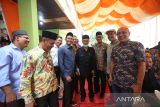 Para tokoh dan masyarakat Kabupaten Aceh Selatan saat menggelar kenduri raya di kompleks yayasan (asrama) Naga Sakti, Lampineung, Banda Aceh, Minggu (6/2/2022). Kenduri raya yang dihadiri ribuan warga Aceh Selatan yang berdomisili di Banda Aceh, Aceh Besar dan beberapa daerah lainnya dilaksanakan dalam rangka mempererat silaturahmi. ANTARA/Irwansyah Putra