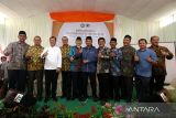 Para tokoh dan masyarakat Kabupaten Aceh Selatan saat menggelar kenduri raya di kompleks yayasan (asrama) Naga Sakti, Lampineung, Banda Aceh, Minggu (6/2/2022). Kenduri raya yang dihadiri ribuan warga Aceh Selatan yang berdomisili di Banda Aceh, Aceh Besar dan beberapa daerah lainnya dilaksanakan dalam rangka mempererat silaturahmi. ANTARA/Irwansyah Putra