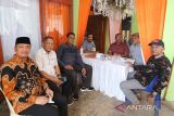 Para tokoh dan masyarakat Kabupaten Aceh Selatan saat menggelar kenduri raya di kompleks yayasan (asrama) Naga Sakti, Lampineung, Banda Aceh, Minggu (6/2/2022). Kenduri raya yang dihadiri ribuan warga Aceh Selatan yang berdomisili di Banda Aceh, Aceh Besar dan beberapa daerah lainnya dilaksanakan dalam rangka mempererat silaturahmi. ANTARA/Irwansyah Putra