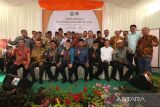 Para tokoh dan masyarakat Kabupaten Aceh Selatan saat menggelar kenduri raya di kompleks yayasan (asrama) Naga Sakti, Lampineung, Banda Aceh, Minggu (6/2/2022). Kenduri raya yang dihadiri ribuan warga Aceh Selatan yang berdomisili di Banda Aceh, Aceh Besar dan beberapa daerah lainnya dilaksanakan dalam rangka mempererat silaturahmi. ANTARA/Irwansyah Putra