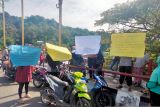 Sejumlah pedagang di Jembatan Siti Nurbaya gelar unjuk rasa tolak dipindahkan