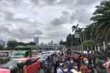 Jalan Gatot Subroto macet karena buruh demo