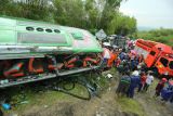 Petugas gabungan melakukan evakuasi korban dari lokasi kecelakaan bus di Imogiri, Bantul, DI Yogyakarta, Minggu (6/2/2022). Hingga Minggu (6/2) malam, petugas kepolisian mencatat sebanyak 13 orang meninggal dunia dalam kecelakaan tersebut. ANTARA FOTO/Dewangga/hnd/wsj.