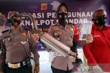 Polisi menyaksikan pemilik motor memotong knalpot tidak standar atau knalpot brong saat rilis penindakan di Polres Lhokseumawe, Aceh, Senin (7/2/2022). Polisi memusnahkan 34 knalpot brong hasil razia sebagai bentuk tindakan tegas agar pengendara mematuhi tata tertib lalu lintas dan tidak mengganggu kenyamanan warga. ANTARA FOTO/Rahmad