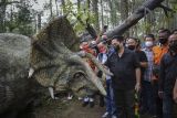 Menteri BUMN Erick Thohir (kanan) melihat salah satu wahana dinosaurus yang terdapat di Mojosemi Forest Park, Magetan, Jawa Timur, Minggu (6/2/2022). Menteri BUMN mengapresiasi keberadaan destinasi wisata Mojosemi Forest Park yang telah melibatkan para pelaku UMKM. ANTARA FOTO/Dhemas Reviyanto/wsj.
