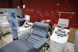 Petugas menyiapkan mesin pengambil trombosit bernama Apheresis di Unit Transfusi Darah (UTD) PMI Kota Surabaya, Jawa Timur, Senin (7/2/2022). Permintaan jumlah trombosit di tempat tersebut mencapai 76 kantong per hari dan terus meningkat seiring meningkatnya kasus Demam Berdarah  Dengue (DBD) di Surabaya. ANTARA Jatim/Rizal Hanafi/DsFOTO/Rizal Hanafi (ANTARA FOTO/Rizal Hanafi)