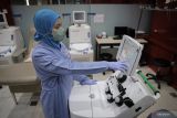  Petugas menyiapkan mesin pengambil trombosit bernama Apheresis di Unit Transfusi Darah (UTD) PMI Kota Surabaya, Jawa Timur, Senin (7/2/2022). Permintaan jumlah trombosit di tempat tersebut mencapai 76 kantong per hari dan terus meningkat seiring meningkatnya kasus Demam Berdarah  Dengue (DBD) di Surabaya. ANTARA Jatim/Rizal Hanafi/Ds