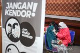 Seorang jamaah calon haji menjalani vaksinasi COVID-19 dosis ketiga di Pusdai, Bandung, Jawa Barat, Selasa (8/2/2022). Sebanyak 1.500 jamaah calon haji asal Kota Bandung menjalani vaksinasi COVID-19 dosis ketiga sebagai salah satu syarat perjalanan haji ke Arab Saudi. ANTARA FOTO/Raisan Al Farisi/agr