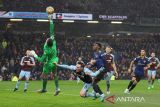 Newcastle tertarik datangkan penjaga gawang Burnley Nick Pope