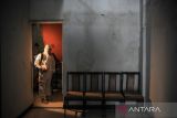 Petugas menyemprotkan cairan disinfektan di dalam tempat isolasi mandiri bagi warga di Kecamatan Antapani, Bandung, Jawa Barat, Rabu (9/2/2022). Pemerintah Kota Bandung menyiapkan 30 tempat isolasi mandiri di setiap kecamatan guna mengantisipasi kasus COVID-19 yang terus mengalami kenaikan. ANTARA FOTO/Raisan Al Farisi/agr