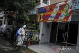 Petugas menyemprotkan cairan disinfektan di halaman tempat isolasi mandiri bagi warga di Kecamatan Antapani, Bandung, Jawa Barat, Rabu (9/2/2022). Pemerintah Kota Bandung menyiapkan 30 tempat isolasi mandiri di setiap kecamatan guna mengantisipasi kasus COVID-19 yang terus mengalami kenaikan. ANTARA FOTO/Raisan Al Farisi/agr