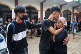 Warga yang sempat ditahan polisi bertemu ibunta usai tiba di halaman masjid Desa Wadas, Bener, Purworejo, Jawa Tengah, Rabu (9/2/2022). Sebanyak 64 warga Desa Wadas dibebaskan oleh pihak kepolisian terkait aksi penolakan pembangunan Bendungan Bener. ANTARA FOTO/Hendra Nurdiyansyah/nym.