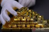 Emas naik di Asia, dolar yang melemah  angkat daya tarik logam mulia