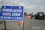 Petugas aparat gabungan melakukan penerapan ganjil-genap bagi kendaraan di Gerbang keluar Tol Pasteur, Bandung, Jawa Barat, Jumat (11/2/2022). Polrestabes Bandung mulai kembali memberlakukan sistem ganjil dan genap di lima gerbang tol akses masuk ke Kota Bandung pada akhir pekan sebagai tindak lanjut kebijakan Pemberlakuan Pembatasan Kegiatan Masyarakat (PPKM) Level 3 Bandung Raya dalam menekan penyebaran kasus COVID-19 varian Omicron. ANTARA FOTO/Novrian Arbi/agr