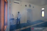 Petugas BPBD menyemprotkan disinfektan dengan metode pengasapan (fogging) di lingkungan kantor sekretariat daerah Kabupaten Indramayu, Jawa Barat, Jumat (11/2/2022). Kegiatan tersebut untuk mencegah penyebaran COVID-19 varian Omicron di lingkungan kantor pemerintahan daerah. ANTARA FOTO/Dedhez Anggara/agr
