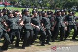 Prajurit melakukan selebrasi saat mengikuti upacara penutupan pendidikan pertama bintara TNI AD  Tahun 2021 di Lapangan Blang Padang, Banda Aceh, Aceh, Jumat (11/2/2022). Sebanyak 273 bintara TNI AD yang baru dilantik itu, sekitar 70 persen di antaranya merupakan putra daerah Aceh dan mereka akan melanjutkan pendidikan tahap kedua kecabangan. ANTARA FOTO/Ampelsa