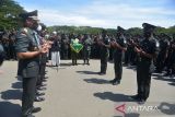 Pangdam Iskandar Muda Mayjen TNI Mohamad Hasan (kiri) bersama pejabat setempat berdoa seusai upacara penutupan pendidikan pertama bintara TNI AD  Tahun 2021 di Lapangan Blang Padang, Banda Aceh, Aceh, Jumat (11/2/2022). Sebanyak 273 bintara TNI AD yang baru dilantik itu, sekitar 70 persen di antaranya merupakan putra daerah Aceh dan mereka akan melanjutkan pendidikan tahap kedua kecabangan. ANTARA FOTO/Ampelsa