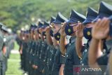 Prajurit mengikuti upacara penutupan pendidikan pertama bintara TNI AD  Tahun 2021 di Lapangan Blang Padang, Banda Aceh, Aceh, Jumat (11/2/2022). Sebanyak 273 bintara TNI AD yang baru dilantik itu, sekitar 70 persen di antaranya merupakan putra daerah Aceh dan mereka akan melanjutkan pendidikan tahap kedua kecabangan. ANTARA FOTO/Ampelsa