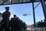 Helikopter TNI meninggalkan lokasi sebelum berlangsung upacara penutupan pendidikan pertama bintara TNI AD  Tahun 2021 di Lapangan Blang Padang, Banda Aceh, Aceh, Jumat (11/2/2022). Sebanyak 273 bintara TNI AD yang baru dilantik itu, sekitar 70 persen di antaranya merupakan putra daerah Aceh dan mereka akan melanjutkan pendidikan tahap kedua kecabangan. ANTARA FOTO/Ampelsa