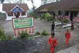 Sejumlah siswa bermain di halaman SDN Supiturang 2 di Desa Supiturang, Pronojiwo, Lumajang, Jawa Timur, Sabtu (12/2/2022). Pembelajaran secara tatap muka di sekolah tersebut dibatasi pukul 08.00-10.00 WIB karena berada di zona merah awan panas guguran Gunung Semeru atau berada di dalam radius delapan kilometer dari puncak gunung. Antara Jatim/Seno/zk